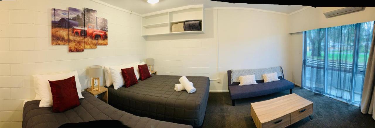 Racecourse Motel Паероа Екстериор снимка